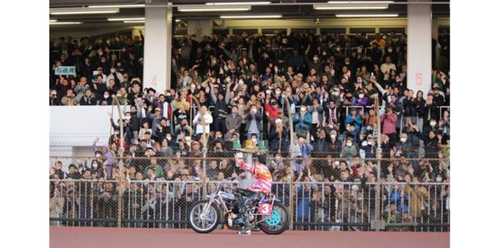 Daisuke Nagai greeting cheering fans after his race victory at Kawaguchi Auto Race, Japan (Image: Sankei News)