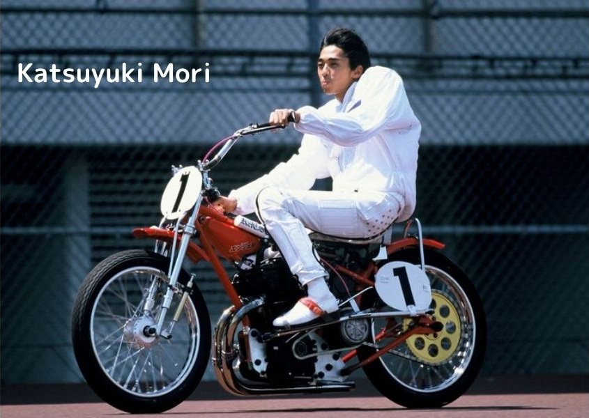Katsuyuki Mori posing on his red Auto Race bike in a white racing suit during his early career in Japan (Image: Bunshun Online)